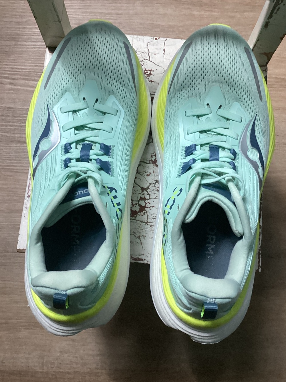 Saucony Women's Mint Green Running Shoes with Neon Yellow Accents US 9 EUR 40.5 - Picture 2 of 9